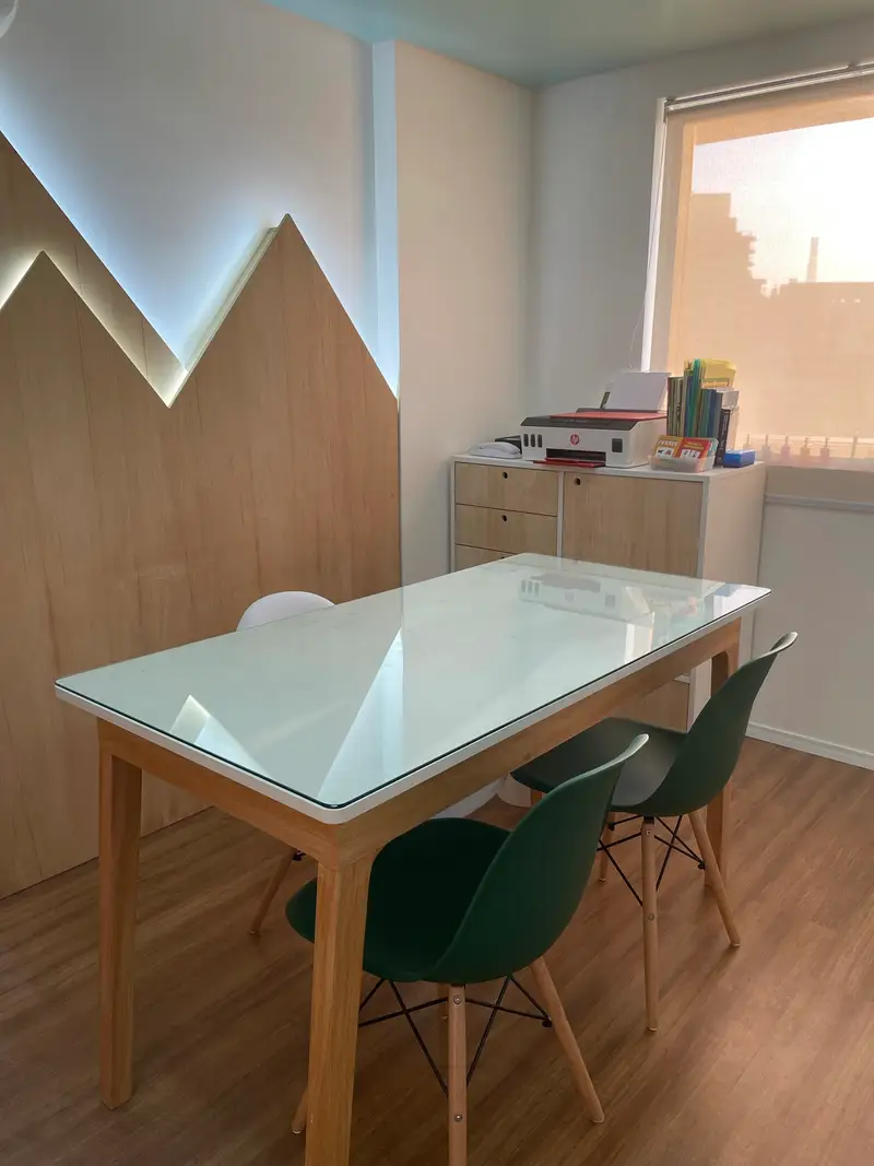 Sala de atendimento com parede em formato de montanha