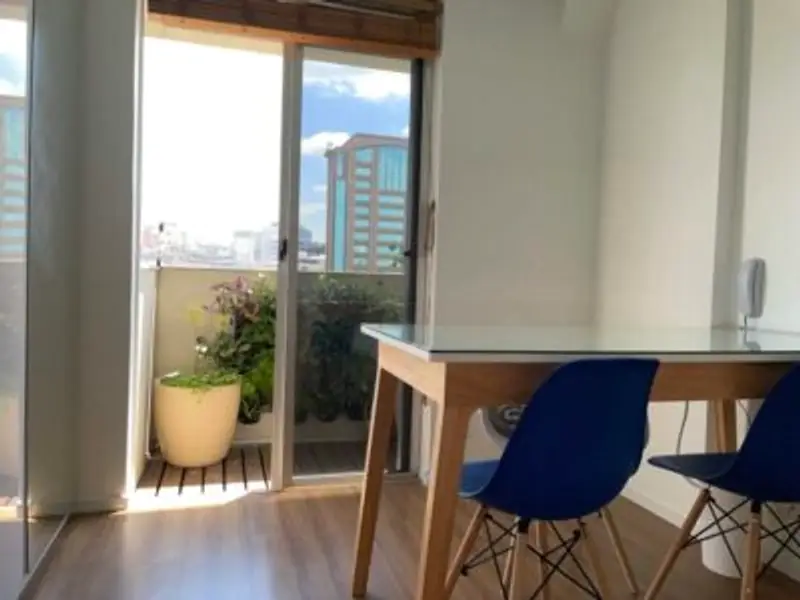 Sala com mesa e vista para a varanda