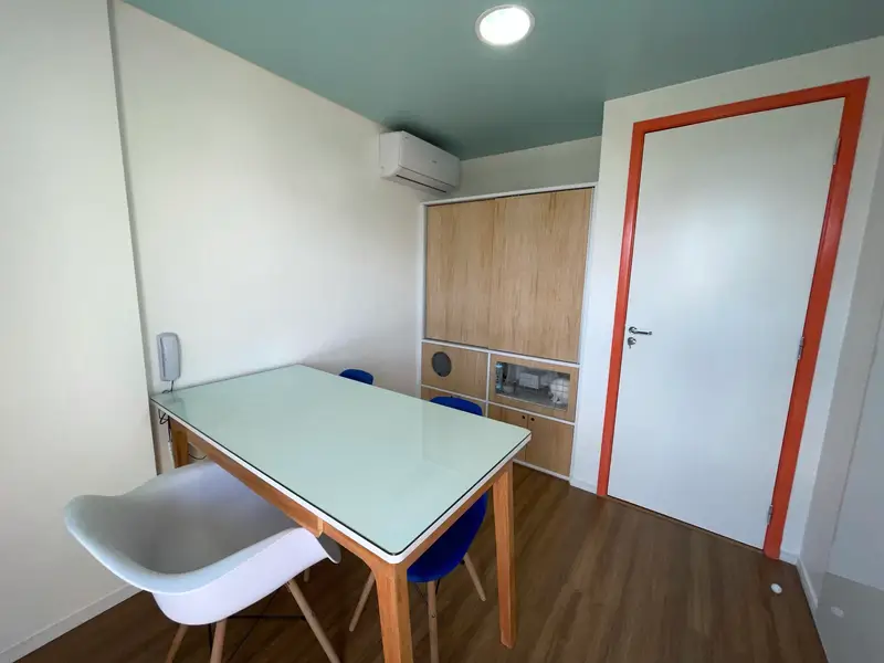 Sala de atendimento com teto verde