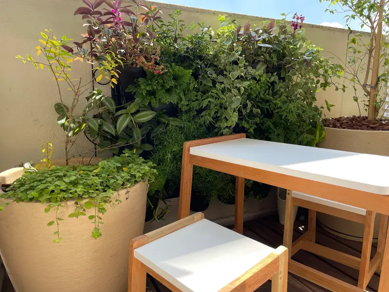 Varanda com jardim do Espaço Cume