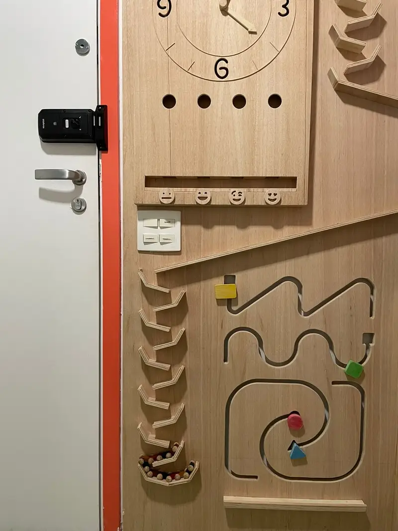 Painel sensorial de madeira usado nos atendimentos